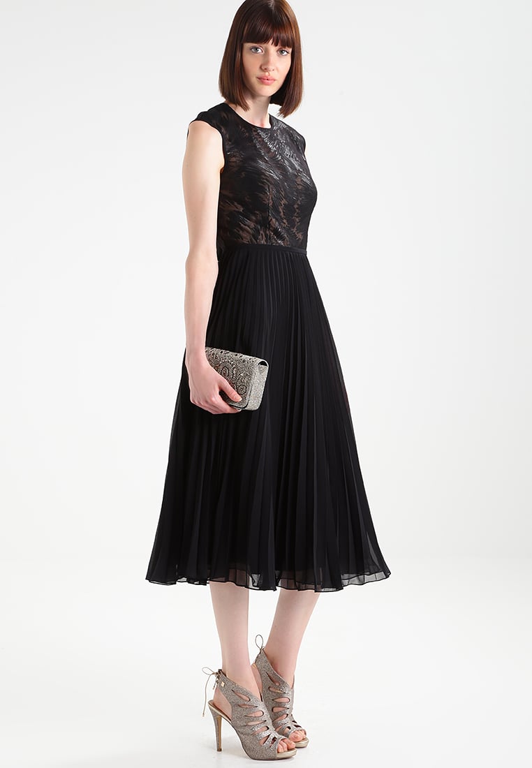 czarna rozkloszowana sukienka na sylwestra