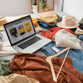 Czy warto kupować ubrania w sieci? Za i przeciw